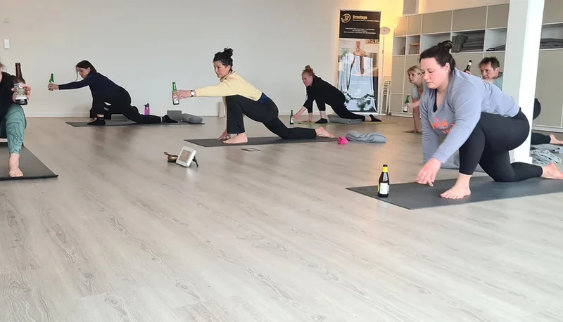 Bier-Yoga-Deluxe: Entspannung, Genuss und ein Hauch von Luxus – Ein Event, das verbindet