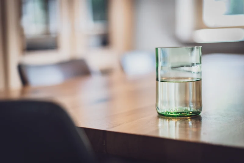 Trink Glas Weinflasche - Cheers, auf die Nachhaltigkeit - aus der 1l Weinflasche - B2B
