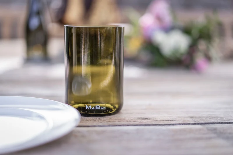 Trink Glas Weinflasche - Cheers, auf die Nachhaltigkeit - aus der 1l Weinflasche - B2B