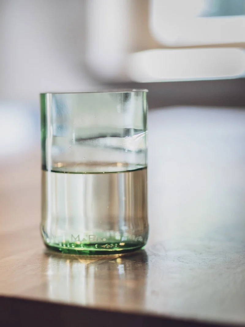 Trink Glas Weinflasche - Cheers, auf die Nachhaltigkeit - aus der 1l Weinflasche - B2B