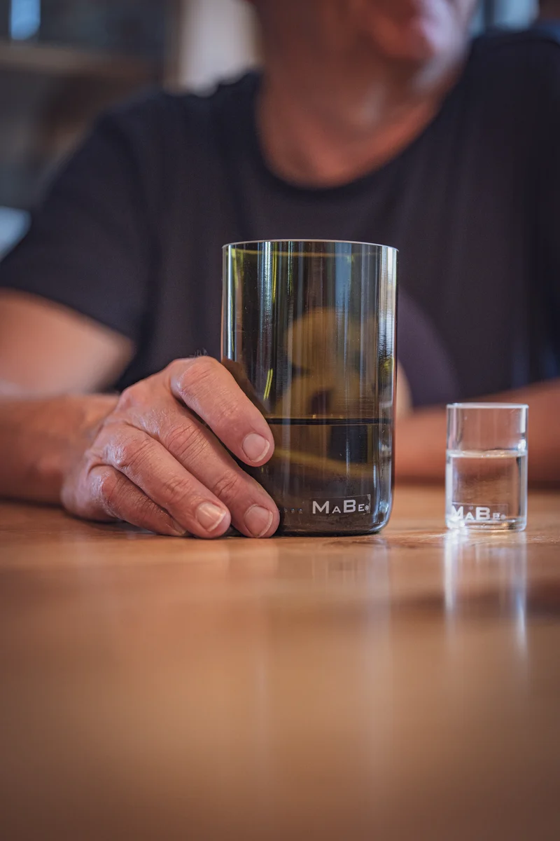 Trink Glas Weinflasche - Cheers, auf die Nachhaltigkeit - aus der 1l Weinflasche - B2B