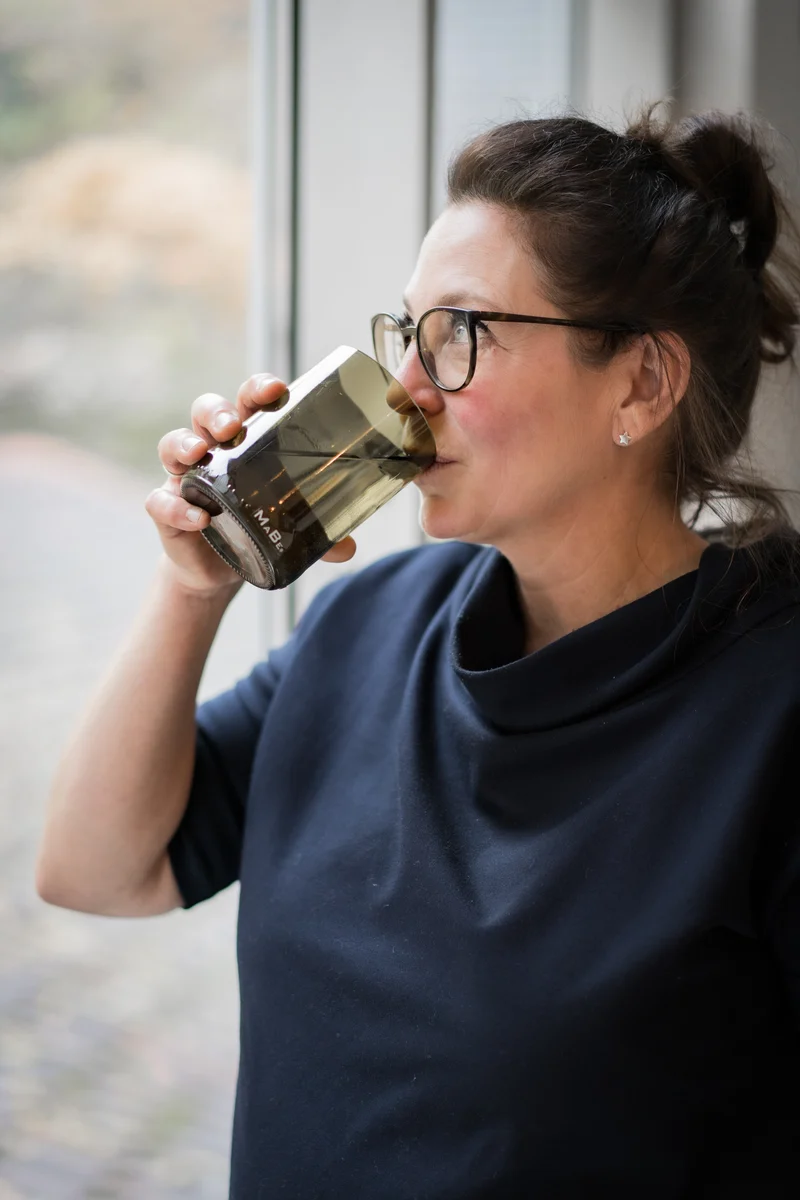 Trink Glas Weinflasche - Cheers, auf die Nachhaltigkeit - aus der 1l Weinflasche - B2B