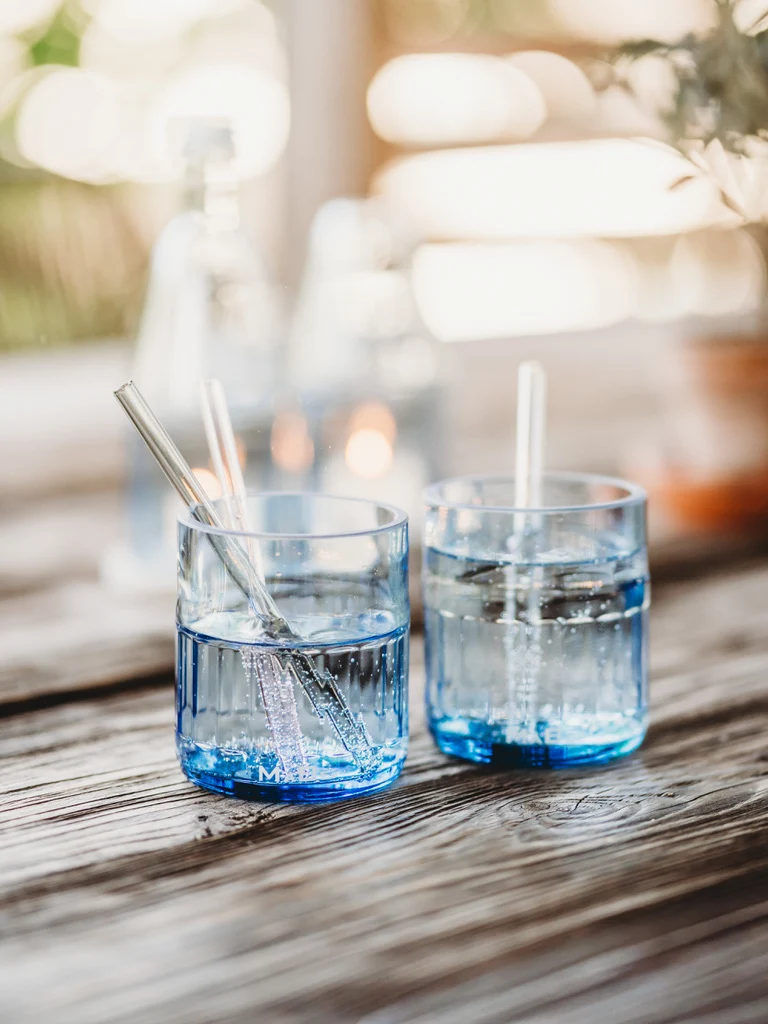 Trinkglas mit Relief Sockel in himmelblau - ein Glas zum Verlieben
