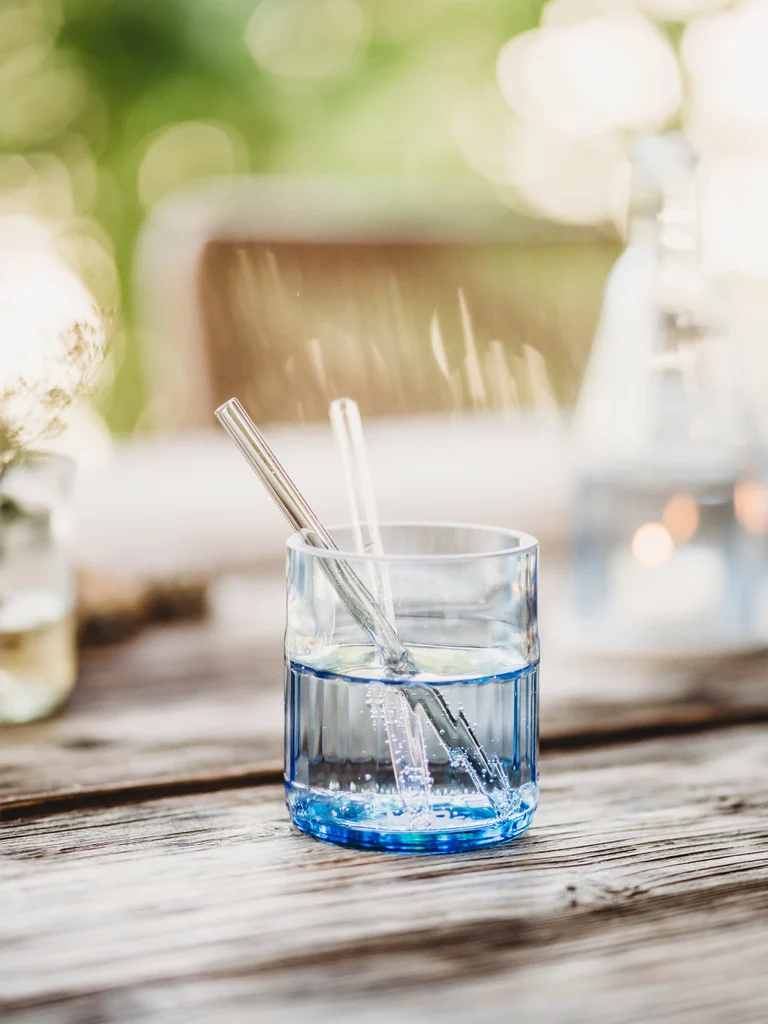 Trinkglas mit Relief Sockel in himmelblau - ein Glas zum Verlieben
