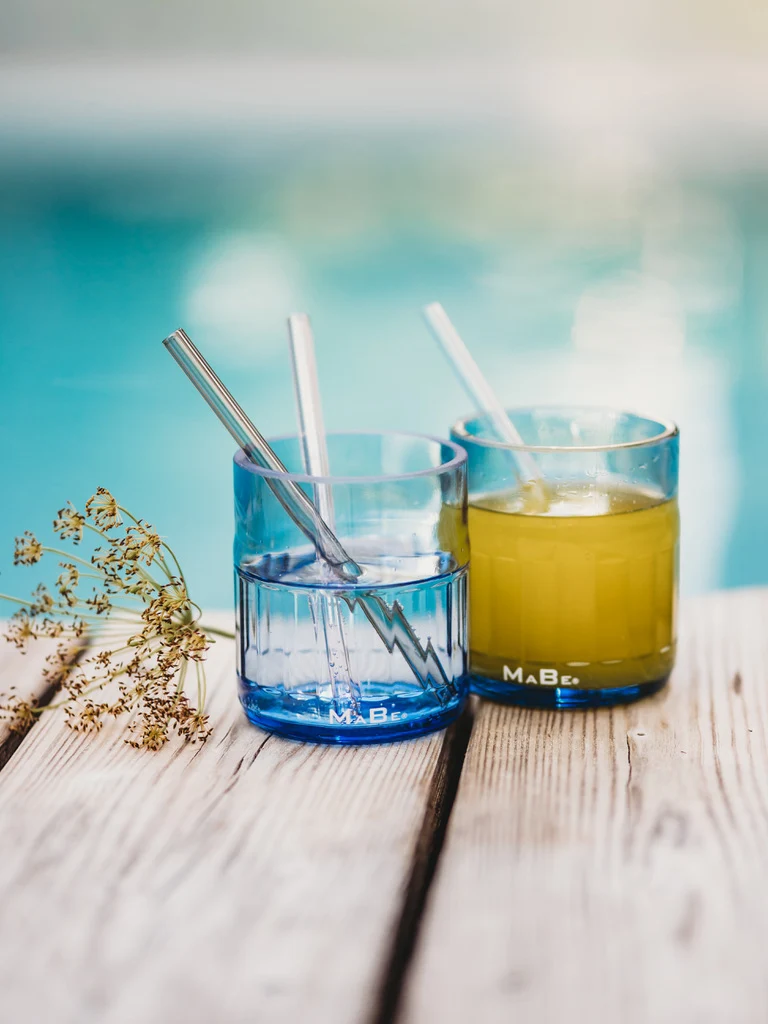 Trinkglas mit Relief Sockel in himmelblau - ein Glas zum Verlieben
