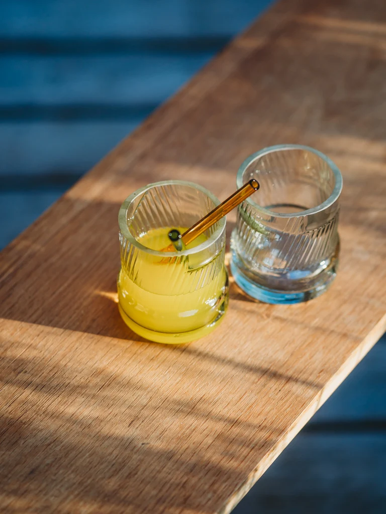 Glas mit schräger Struktur - nicht nur für schräge Vögel