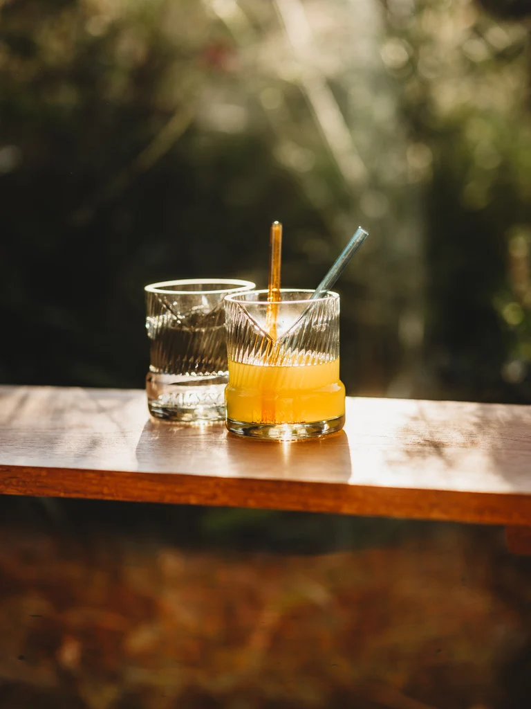 Glas mit schräger Struktur - nicht nur für schräge Vögel