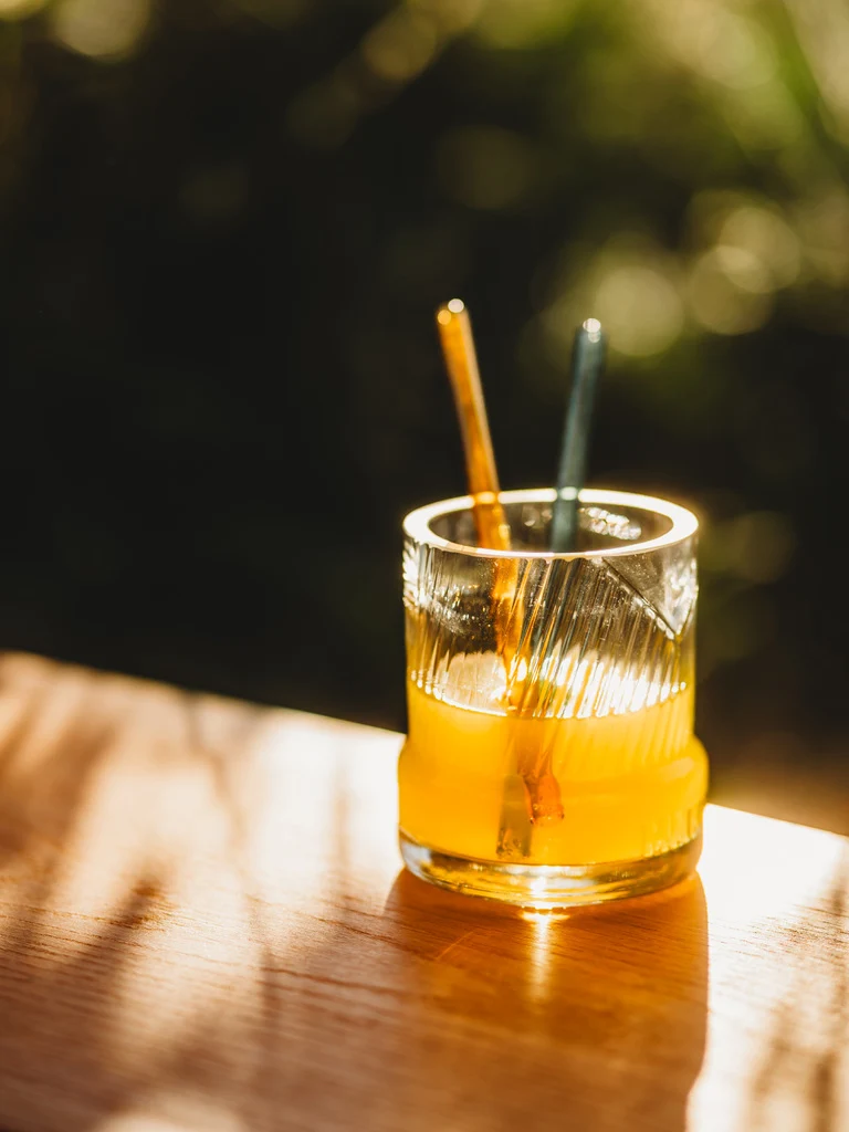 Glas mit schräger Struktur - nicht nur für schräge Vögel