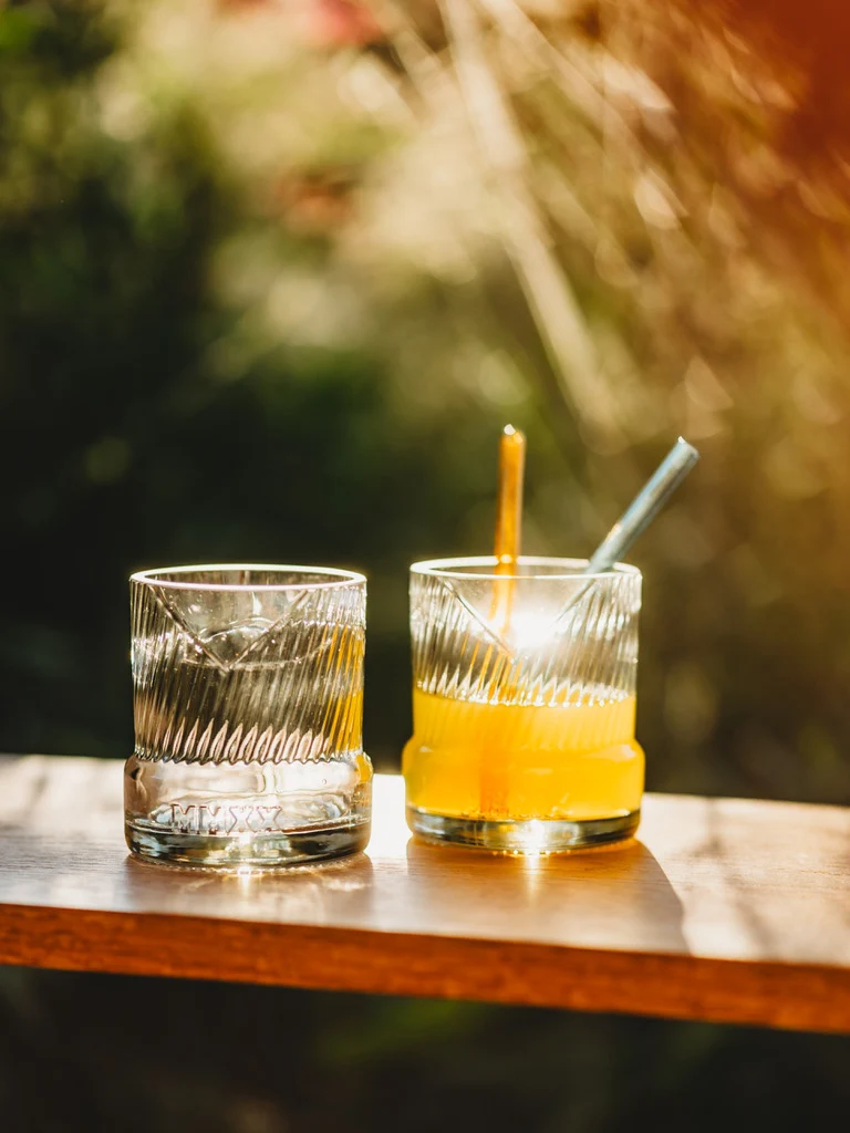 Glas mit schräger Struktur - nicht nur für schräge Vögel
