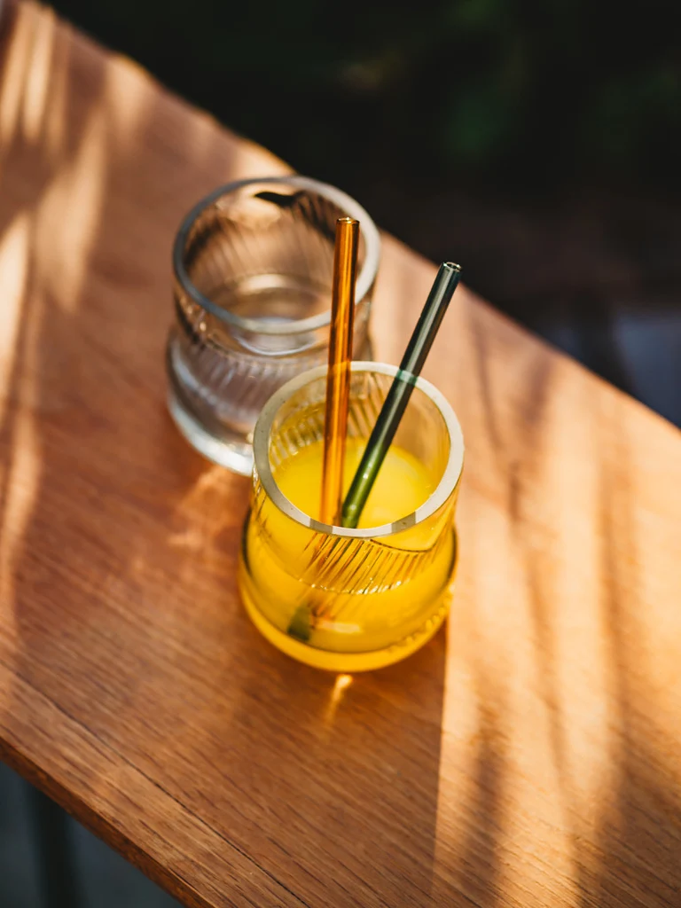 Glas mit schräger Struktur - nicht nur für schräge Vögel