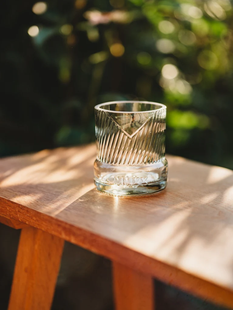 Glas mit schräger Struktur - nicht nur für schräge Vögel