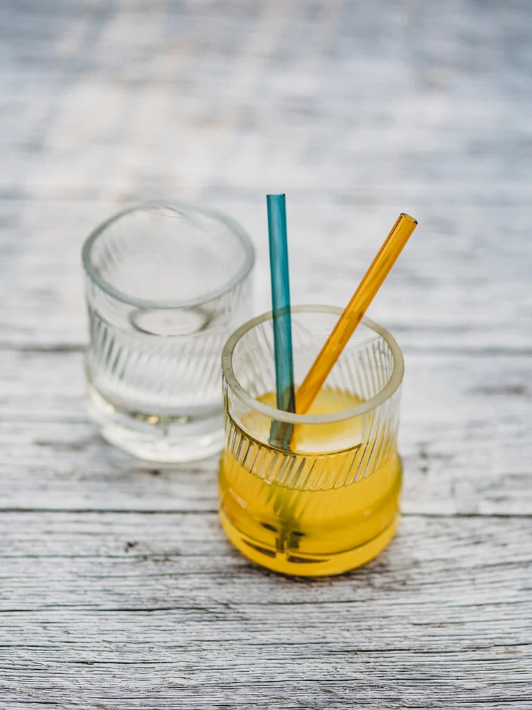 Glas mit schräger Struktur - nicht nur für schräge Vögel
