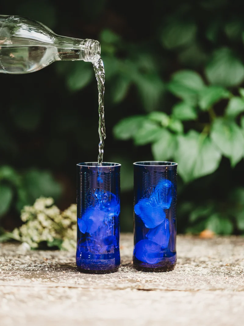 Blau wie das Meer - Trinkglas Upcycling aus der Wasser Flasche