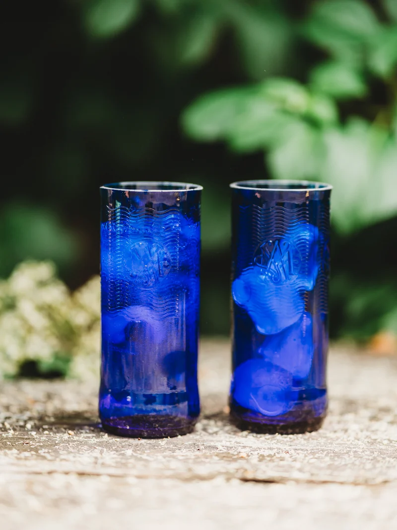 Blau wie das Meer - Trinkglas Upcycling aus der Wasser Flasche