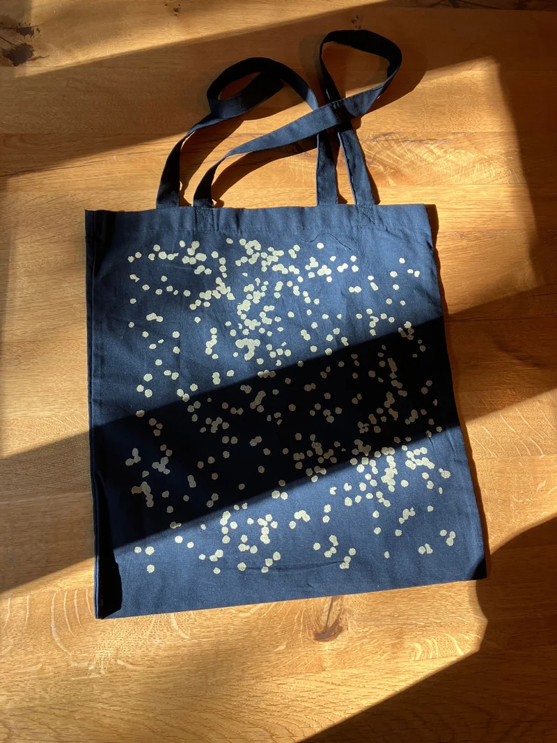 Goldene Farbtupfer - schwarze Baumwolltasche von Frohstoff