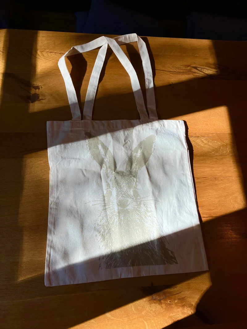 Hase - niedlicher Feldhase auf der Baumwolltasche von Frohstoff