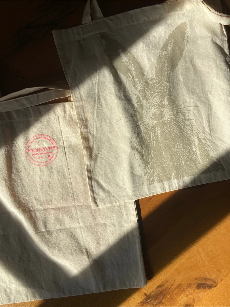 Hase - niedlicher Feldhase auf der Baumwolltasche von Frohstoff